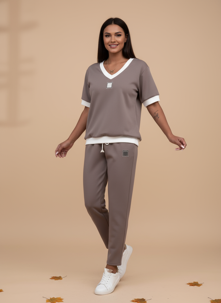 Set feminin cu top și pantaloni cu decolteu în V