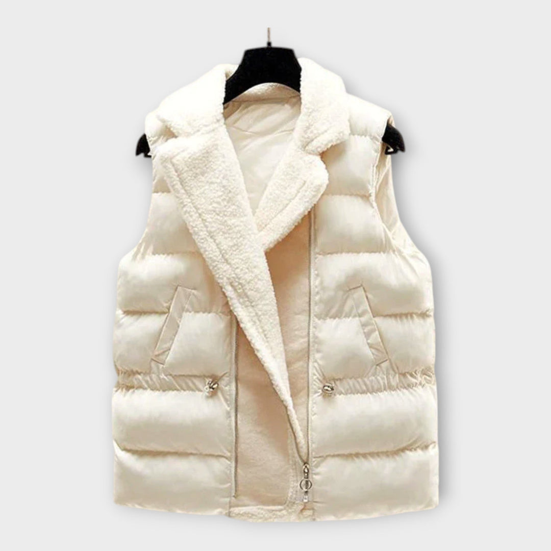 Compleu cu guler înalt, pantaloni și vestă fără mâneci